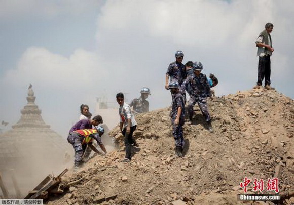 尼泊尔地震最新消息:遇难人数达4555人 8299人