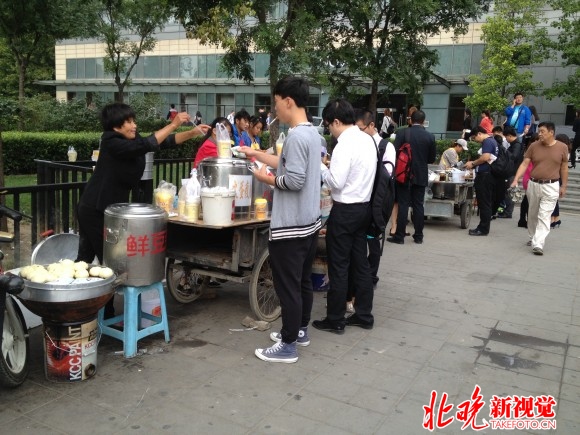 10号线三元桥站d口外,曾经在这里的3个正规早餐车都已经不见了踪影,而