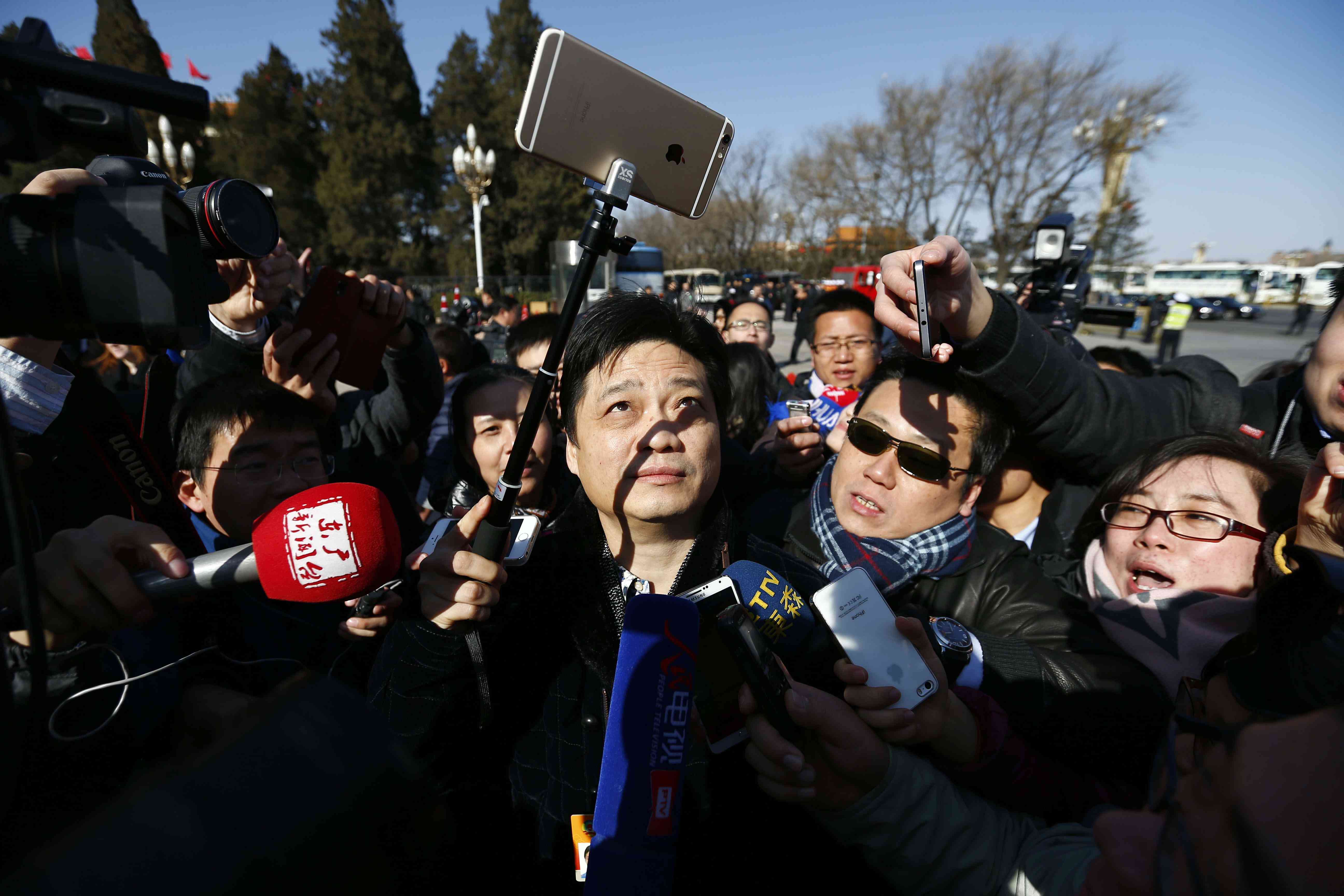 两会上,崔永元持自拍神器亮相.